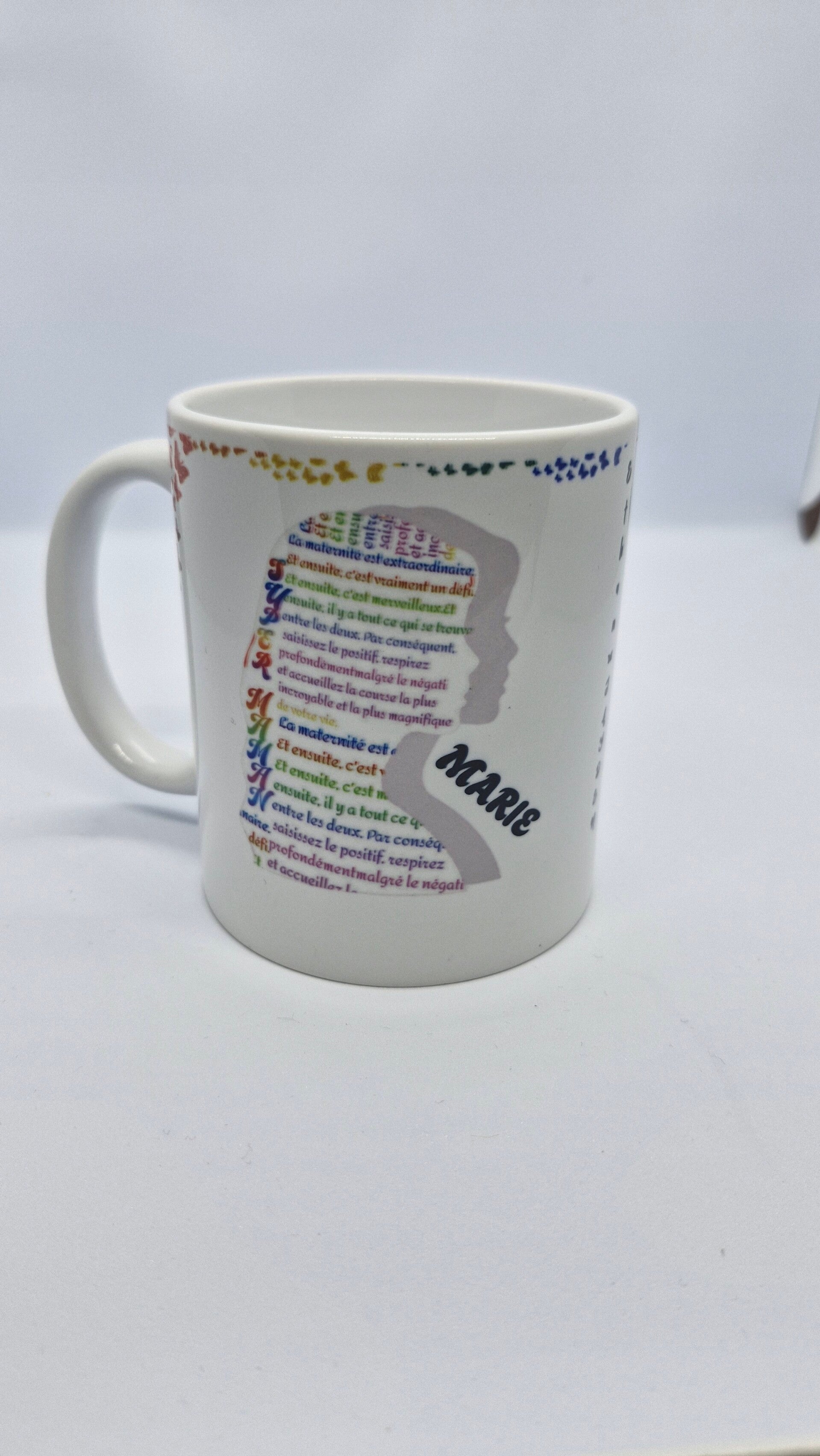 Mug personnalisé Force Maternelle – cadeau maman avec prénoms gravés.