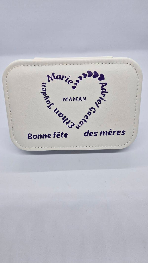 🌸 Coffret à Bijoux Personnalisé – Écrin d’Amour pour la Fête des Mères Gravé avec tendresse, ce coffret célèbre la force, la douceur et l’amour éternel d’une maman. Un cadeau précieux pour un jour inoubliable.💖