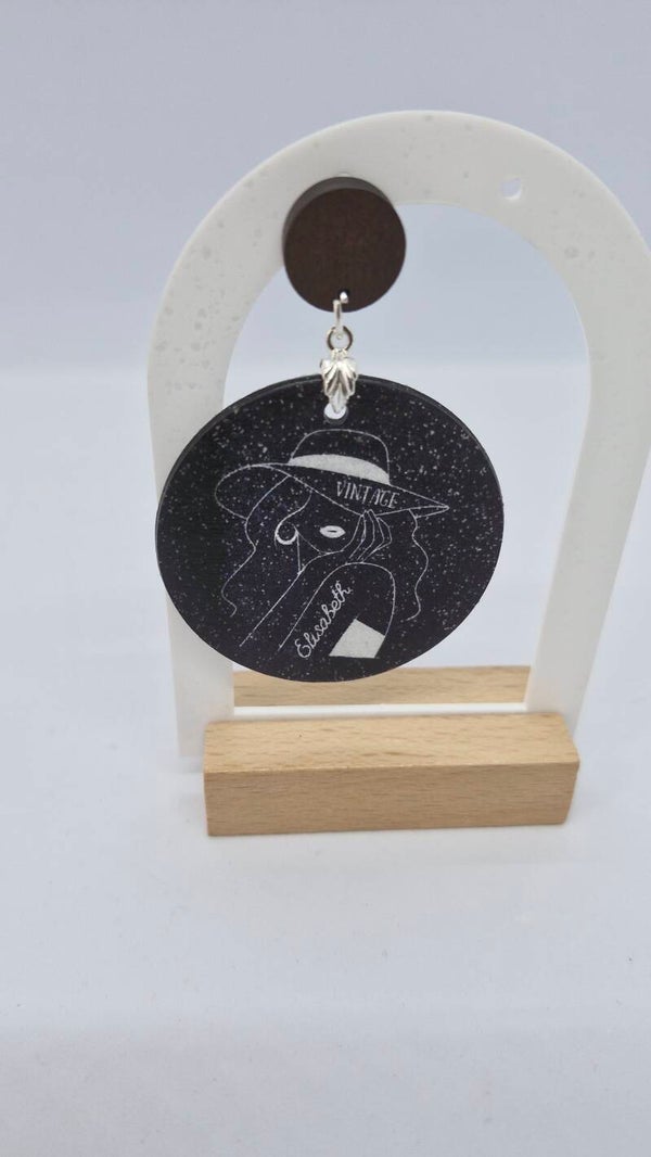 💫 Silhouettes Sublimes — Boucles d’oreilles personnalisées sur mesure Exprimez votre identité à travers une silhouette féminine, votre couleur préférée et un mot affirmatif qui vous ressemble.