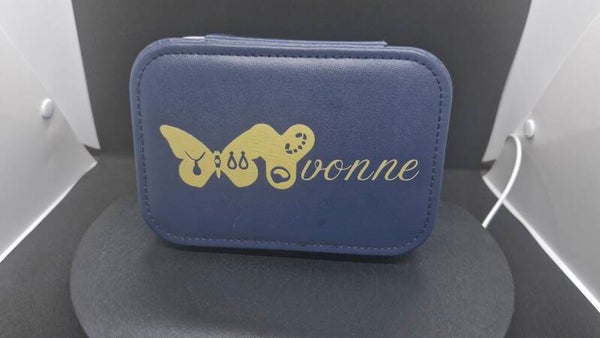 🦋 Coffret à Bijoux Personnalisé – Prénom & Papillon Gravé Un écrin raffiné où la beauté prend son envol.