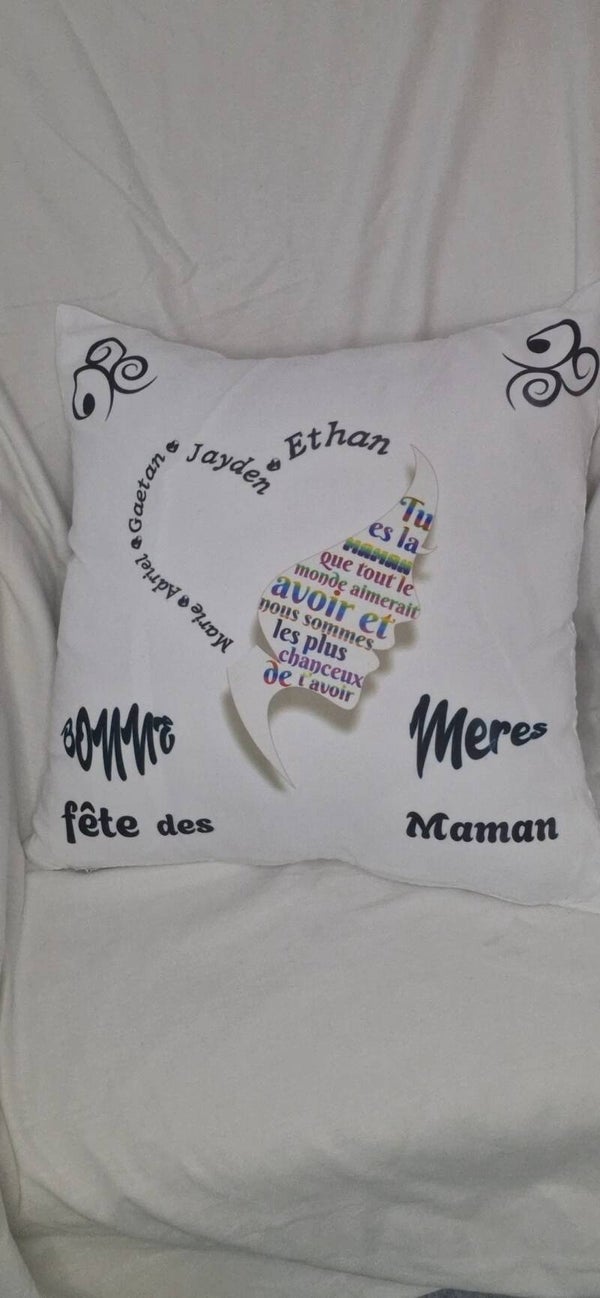 💖Housse de Coussin Personnalisée – Douceur et Émotion pour la Fête des Mères.Un coussin gravé avec amour, pour offrir à maman un moment de tendresse et un souvenir à câliner.