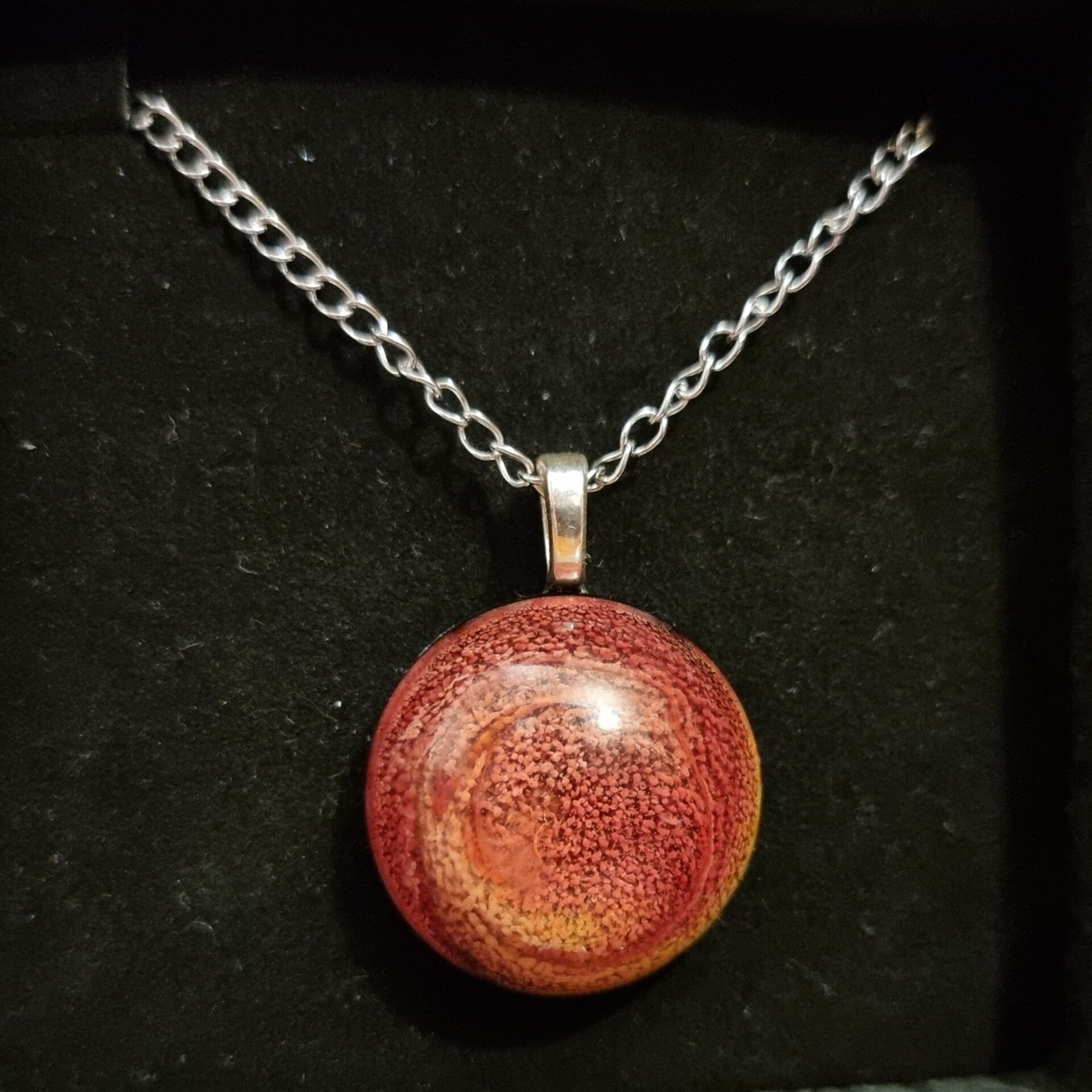 Firey petri-effect round pendant