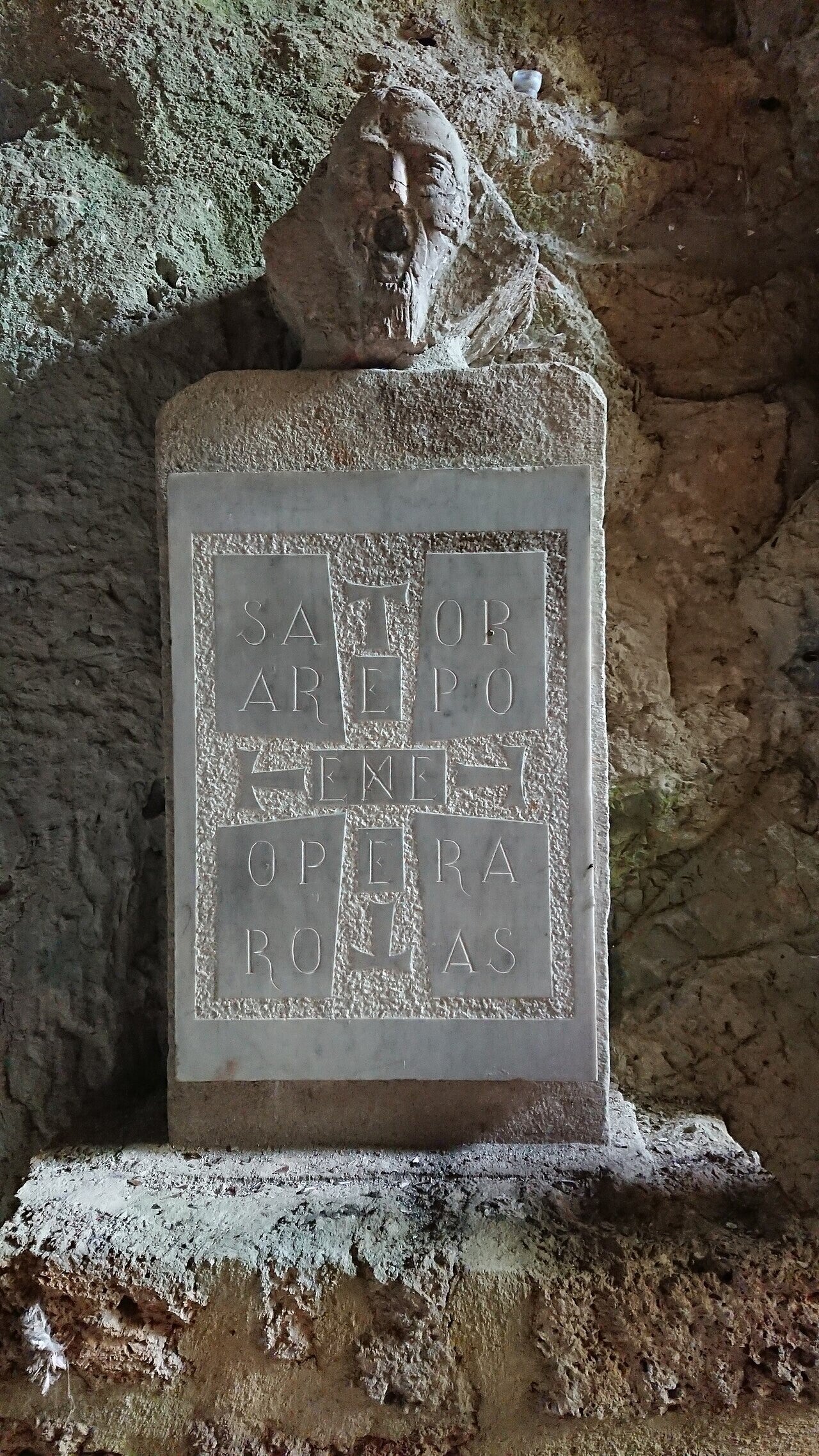 carr-_sator_de_l-ermitage_saint-antoine_de_galamus_-_saint-paul-de-fenouillet-standard.jpg