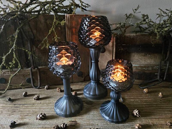 Waxine op voet dennenappel zwart