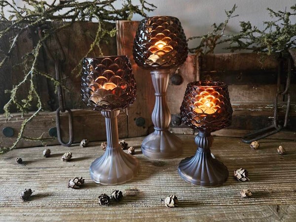 Waxine op voet dennenappel bruin