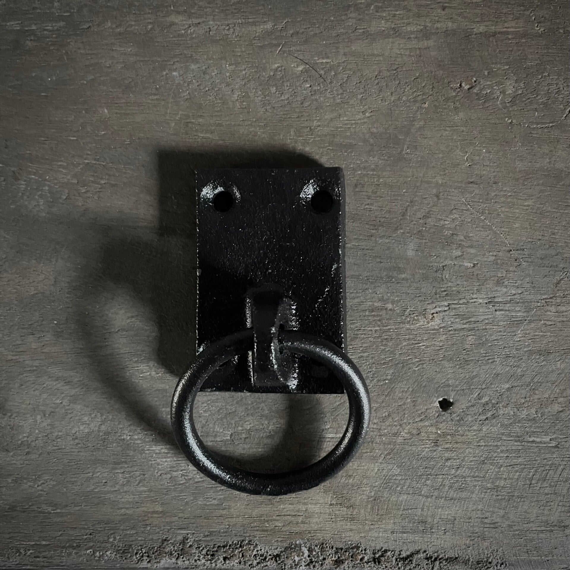 Zwarte gietijzeren handgreep/ handdoekring (Ø 5 cm.)