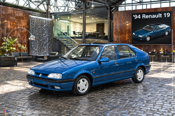1:18 Spare Parts - Triple9 - 1994 Renault 19 Blue