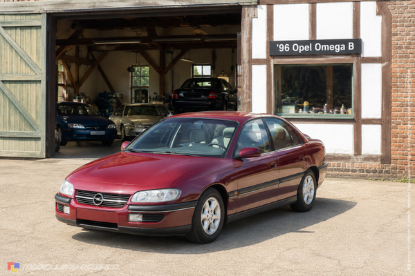 1:18 Spare Parts - Triple9 - 1996 Opel Omega B Red