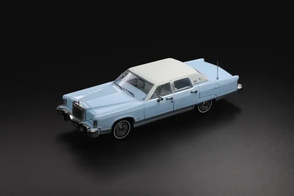 1:64 Sunstar - 1979 Lincoln Continental Light Blue / White