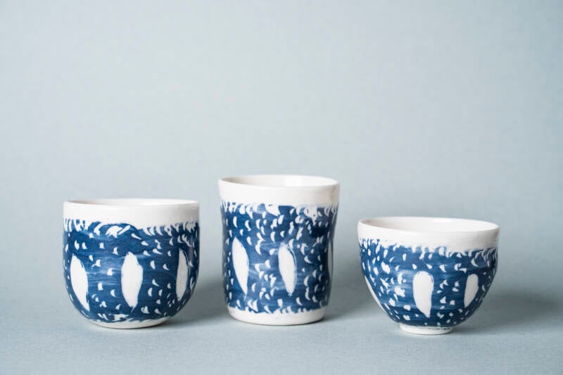Bols blancs et bleus pour le thé