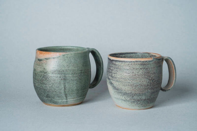 Cruches et tasses vertes