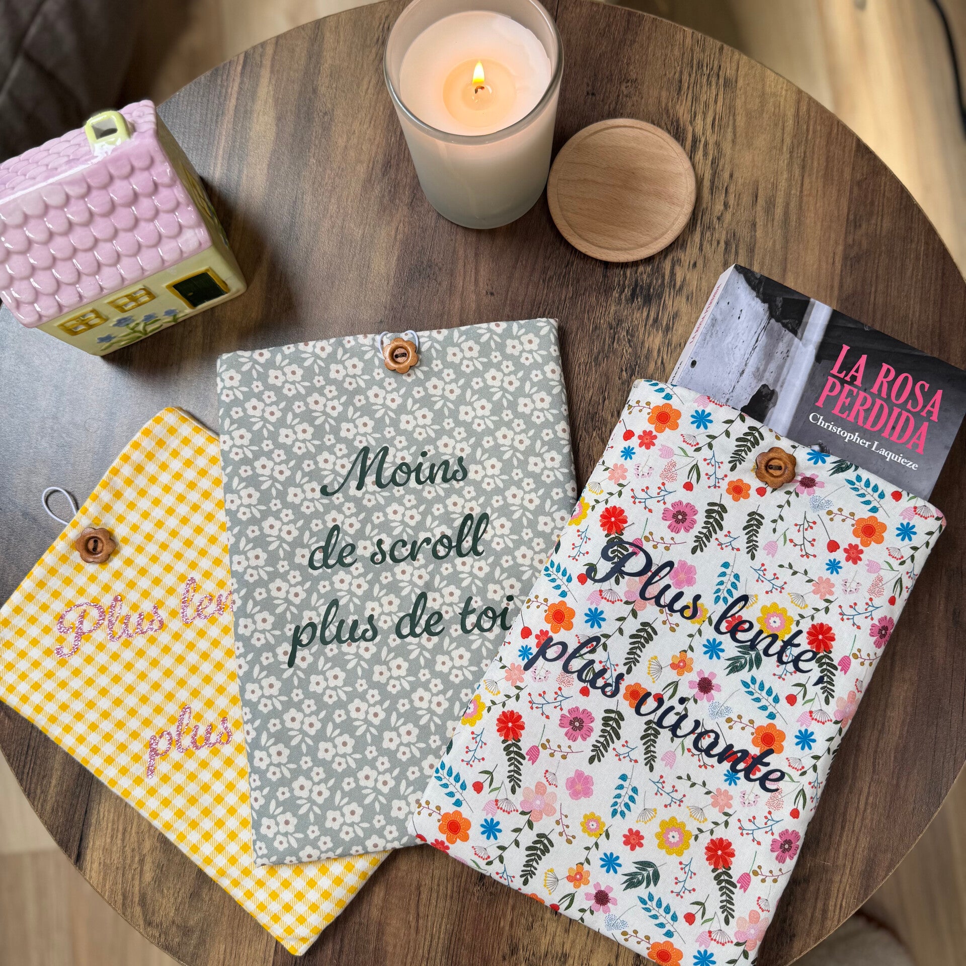 Pochette Livre en Tissu Fait Main - Protège-Livre Artisanal "Slow Living"