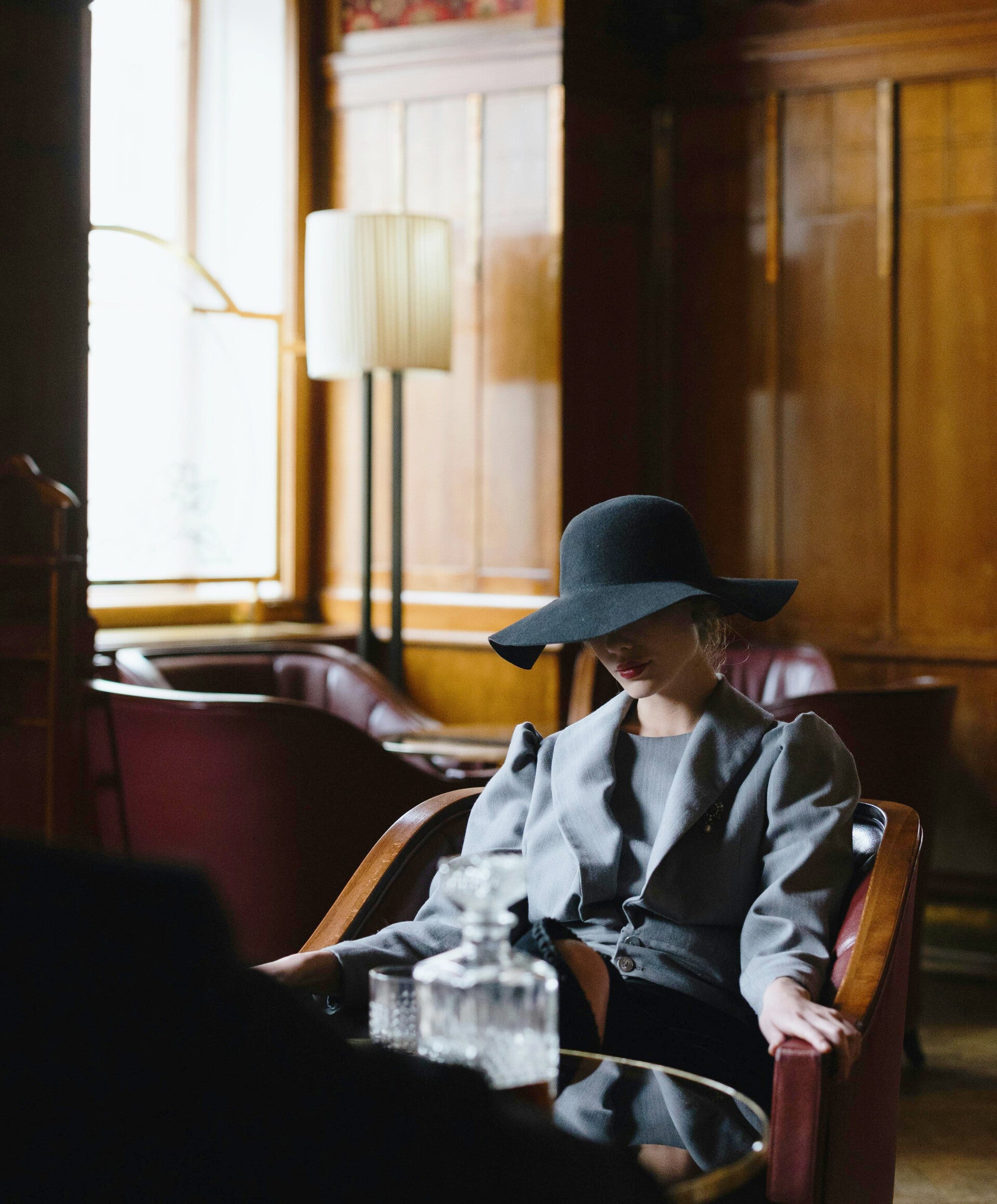 Een zwarte en rode bokshandschoen van sparringpartners hotel ontmoeten elkaar in mystiek licht