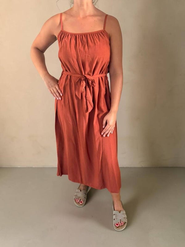 Roestkleurige maxi jurk met strikceintuur