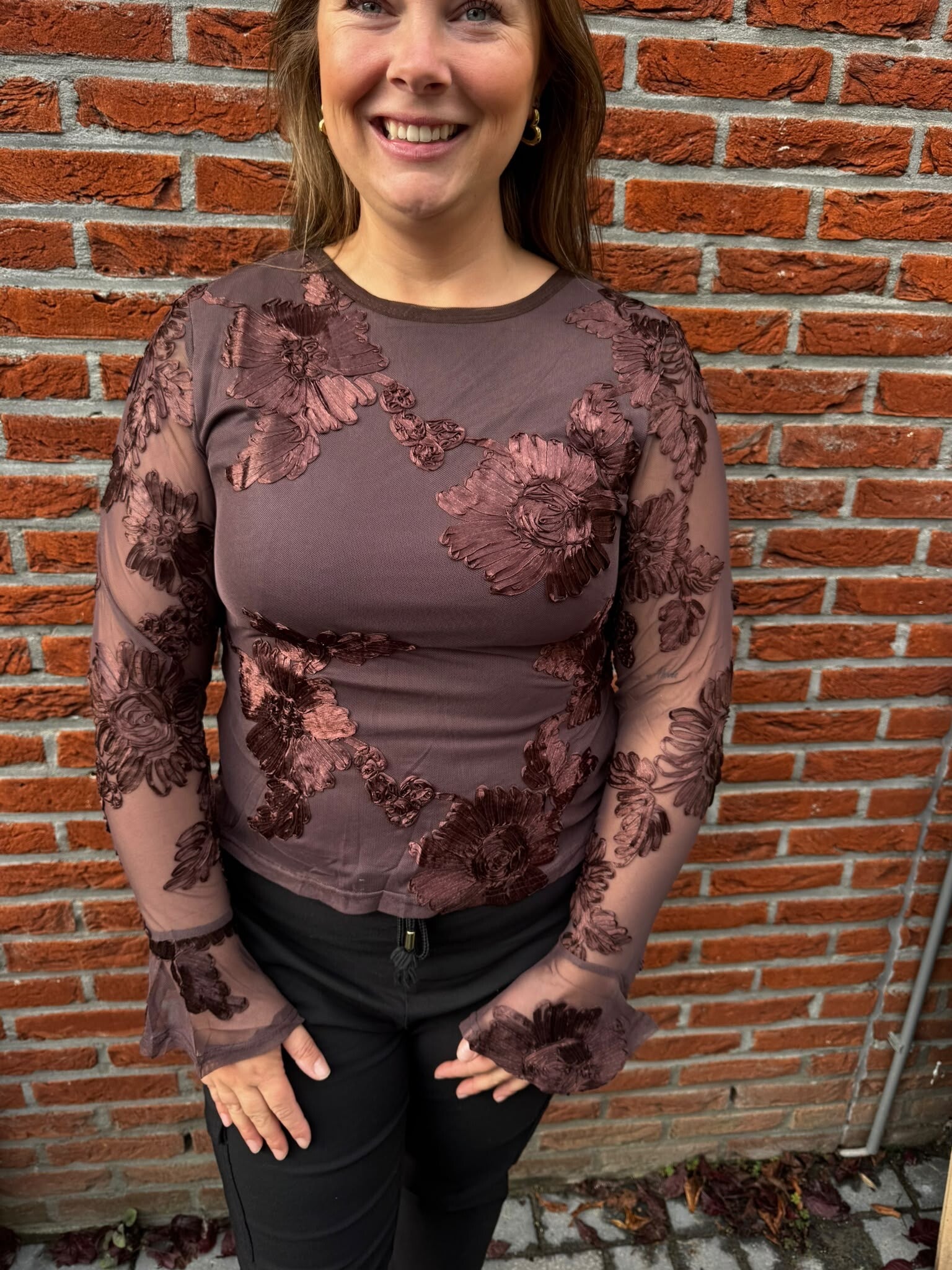 FLORENCE – Chocoladebruine Top met Bloemendetails en Uitlopende Mouwen