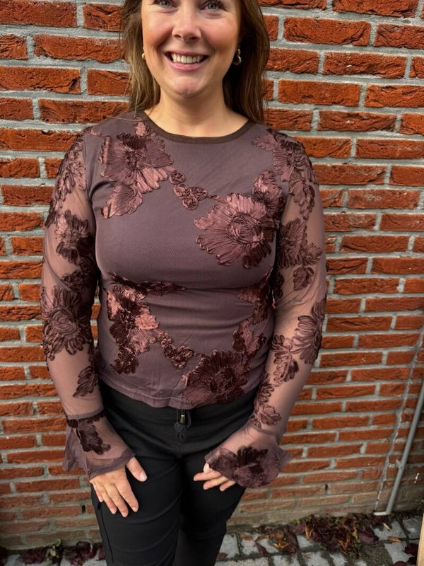FLORENCE – Chocoladebruine Top met Bloemendetails en Uitlopende Mouwen