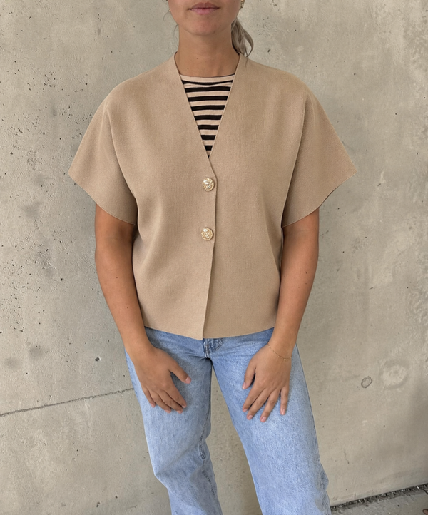 Chique beige vest met gouden knopen