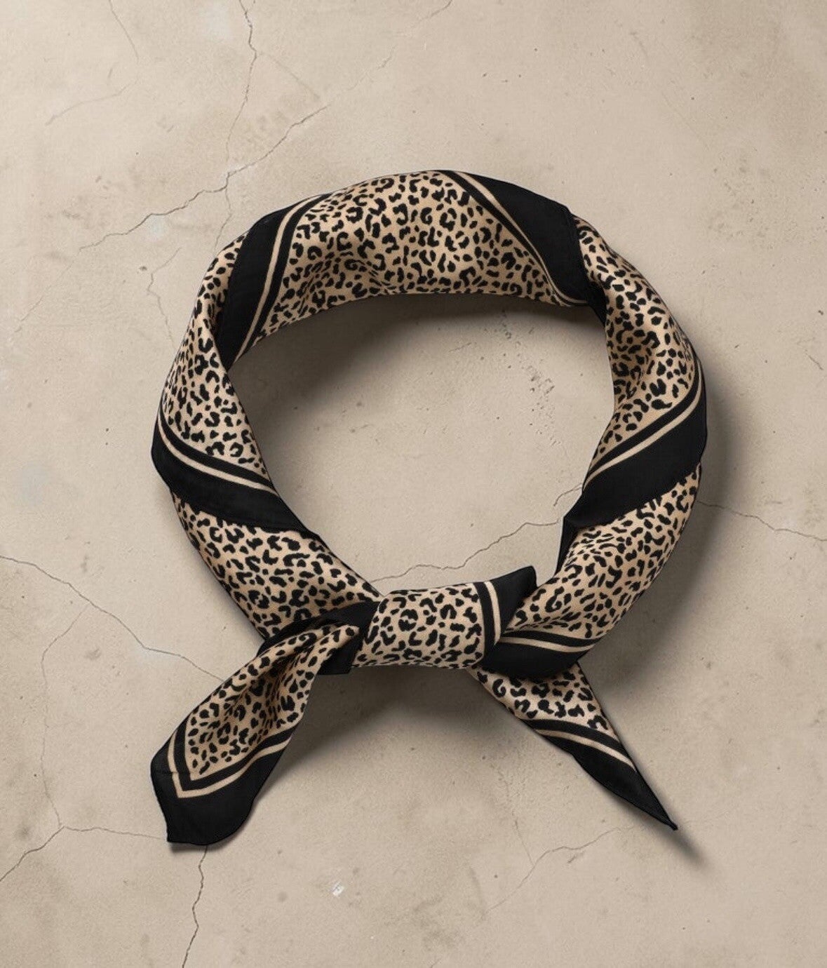 Stijlvolle panter/leopard sjaal met elegante zwarte rand