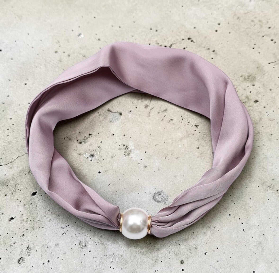 Roze sjaaltje met parelsluiting