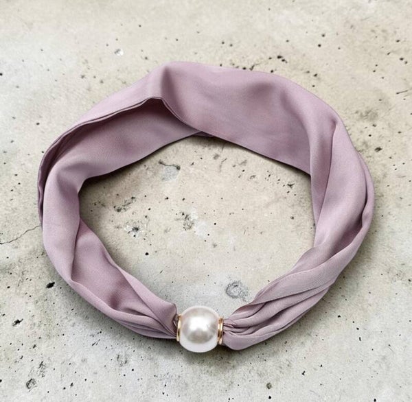 Roze sjaaltje met parelsluiting