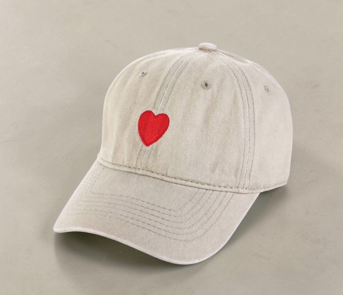 Beige pet met hart