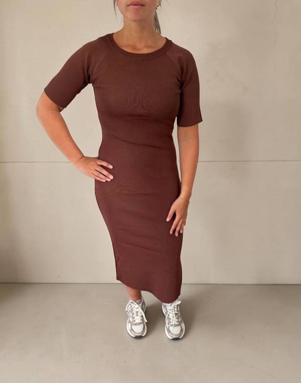 Sienna Grace – Lange Bruine Stretch Jurk met Subtiele Split