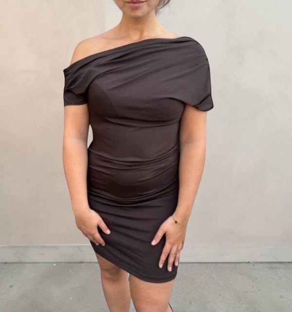 Amber Grace – Bruine Off Shoulder Jurk