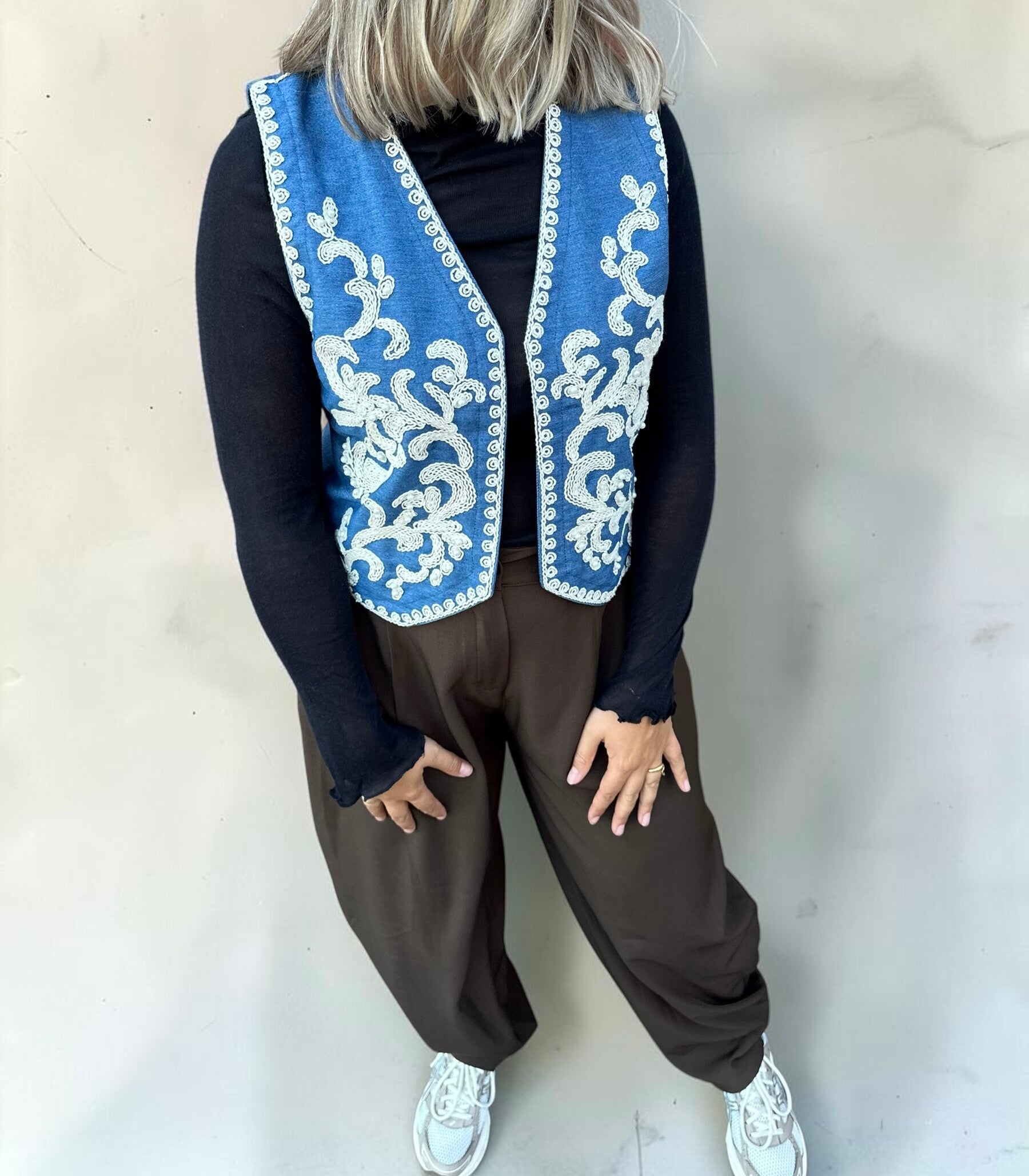 Denim gilet met luxe parel details