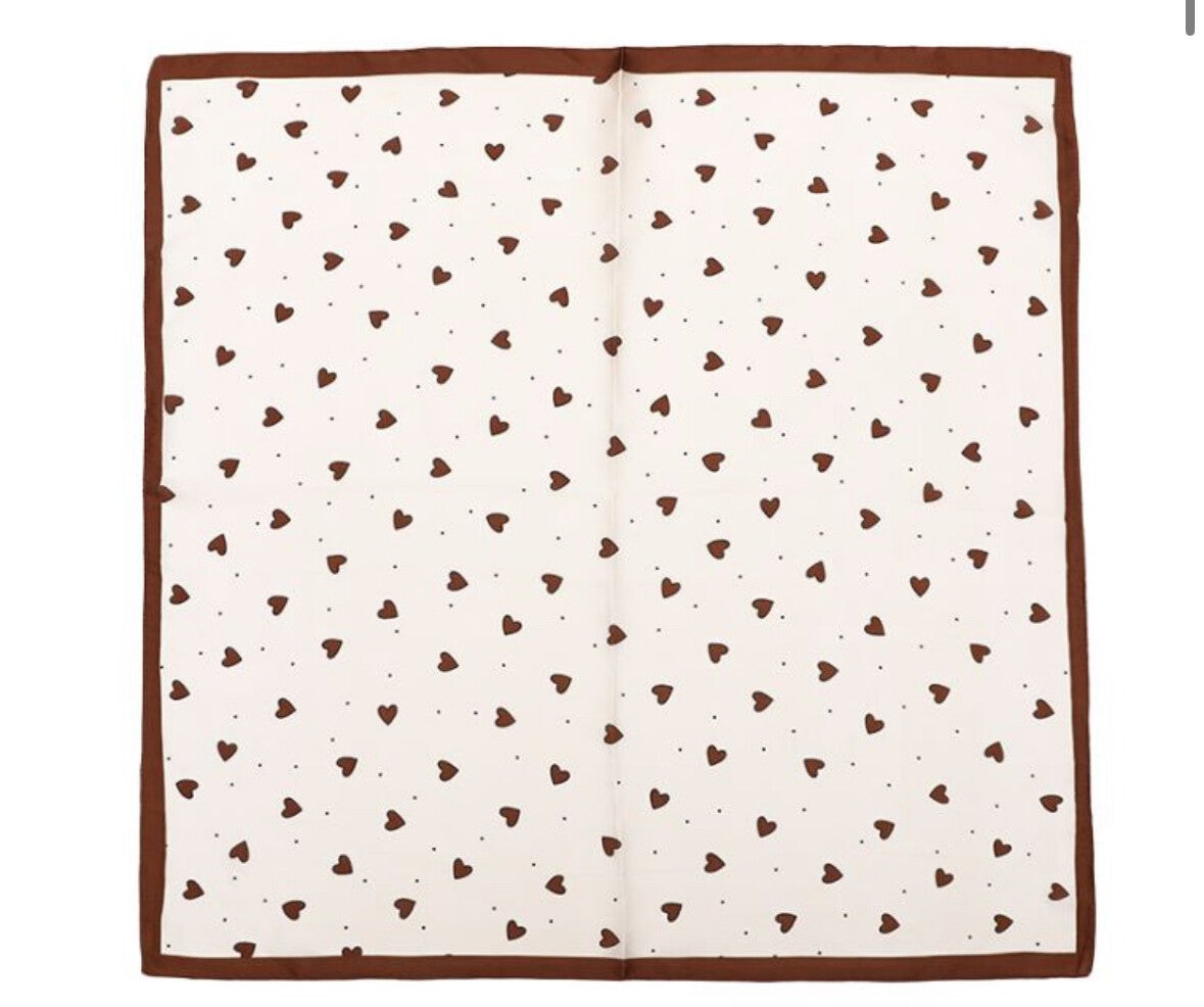 Beige sjaal met bruine hartjes 🤎