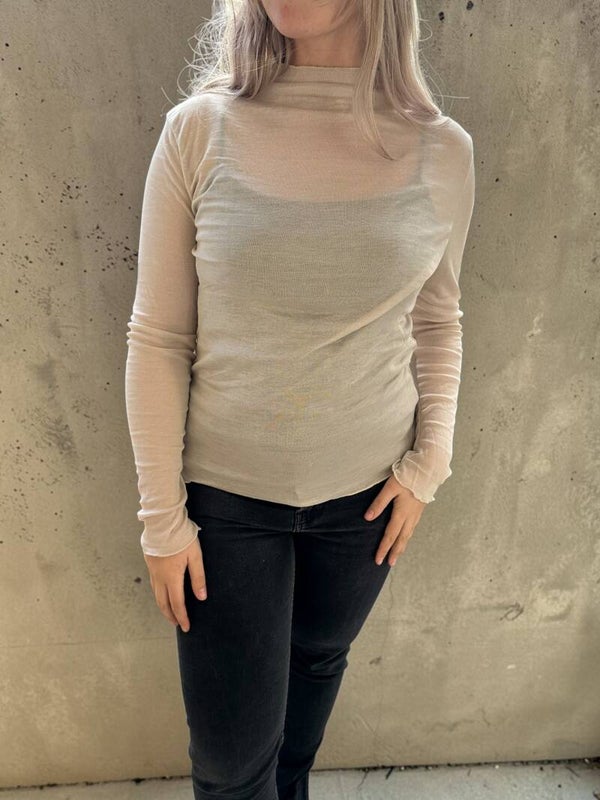 Dun doorschijnend shirtje met subtiele details