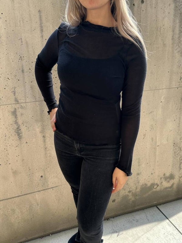 Dun doorschijnend shirtje met luxe details