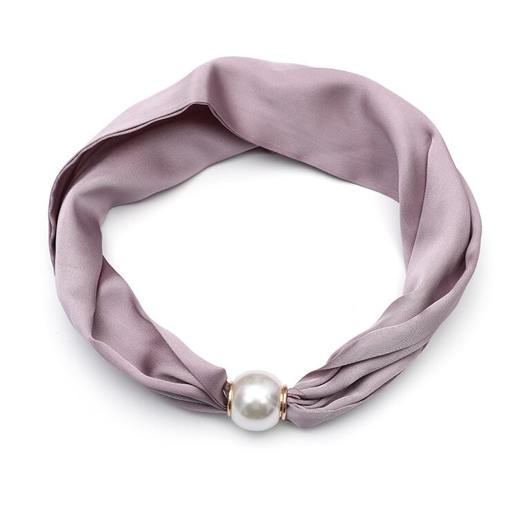 Roze sjaaltje met parelsluiting