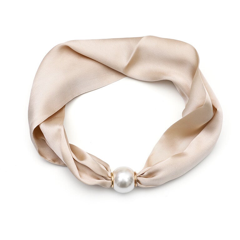 Beige/creme sjaaltje met parelsluiting