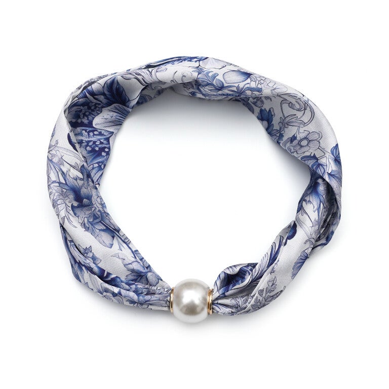 Blauwe design sjaal met parelsluiting