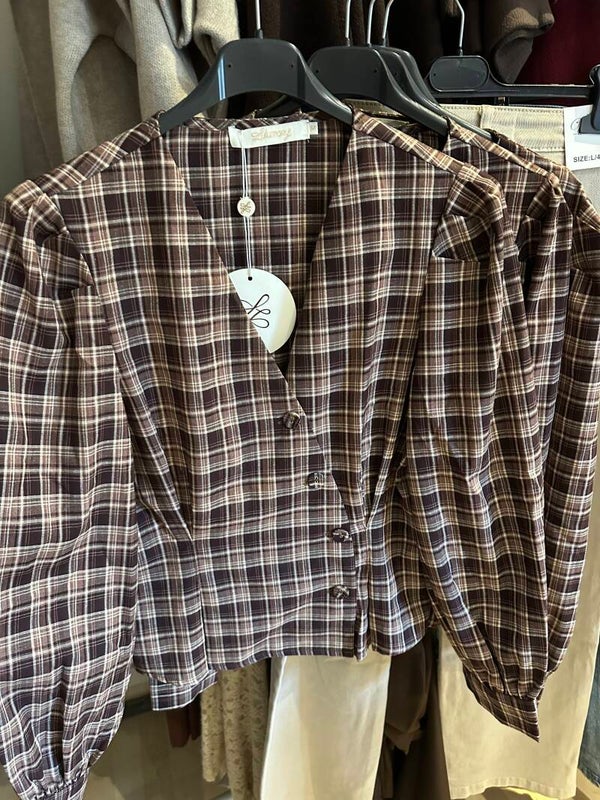 Ruiten blouse met asymmetrische knoopsluiting