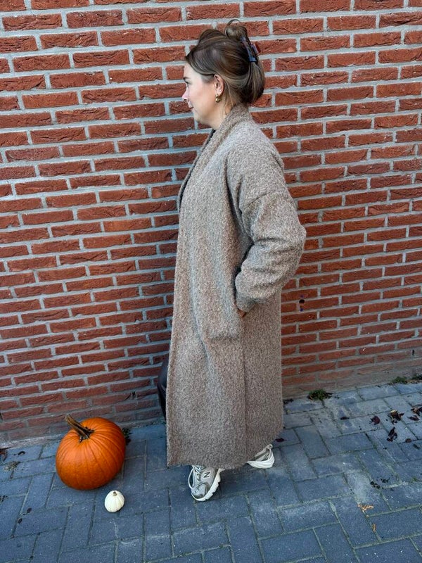 SOPHIE – Lang Vest Taupe