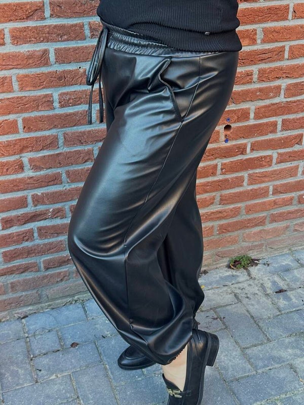 NOÉMIE – Leatherlook Balloon Pants Zwart