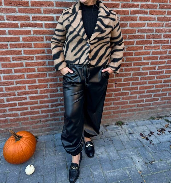 AMARA – Zebra Tussenjas Camel & Zwart