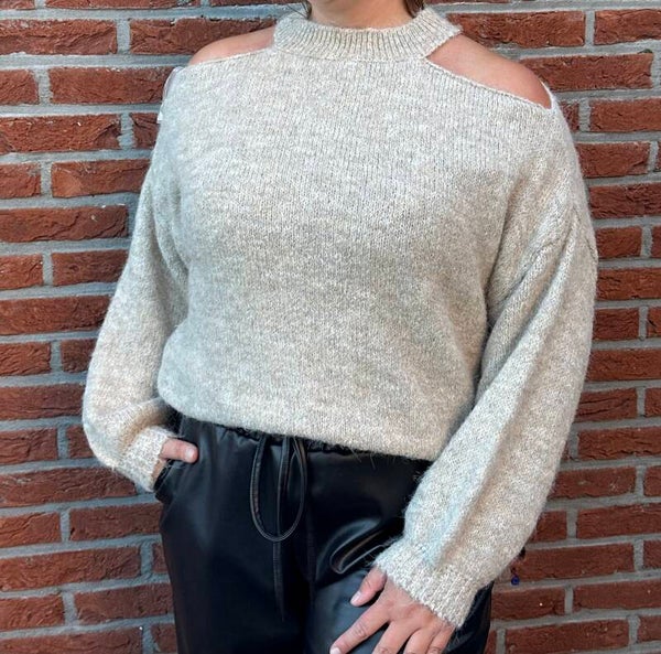 AMÉLIE – Open Shoulder Knit Beige