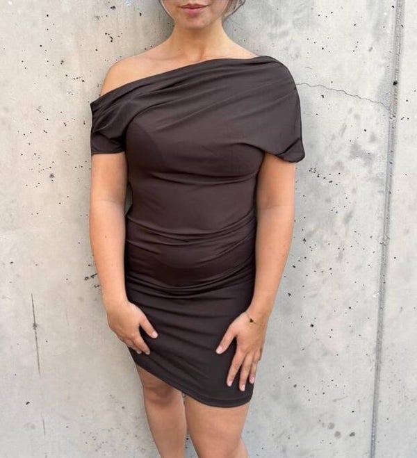 Elegant bruin off-shoulder jurkje met drapering