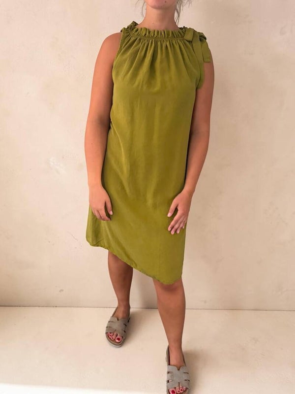 Groene jurk met hoge hals