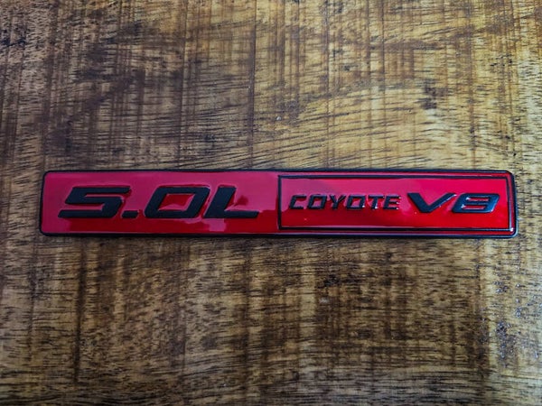 5.0 Coyote V8 embleem achterklep rood