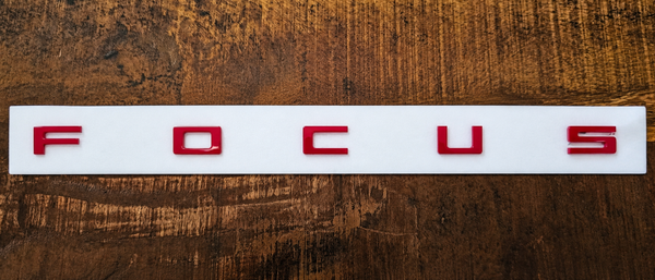 Focus MK4 embleem achterklep rood