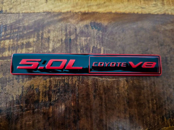 5.0 Coyote V8 embleem achterklep zwart/ rood