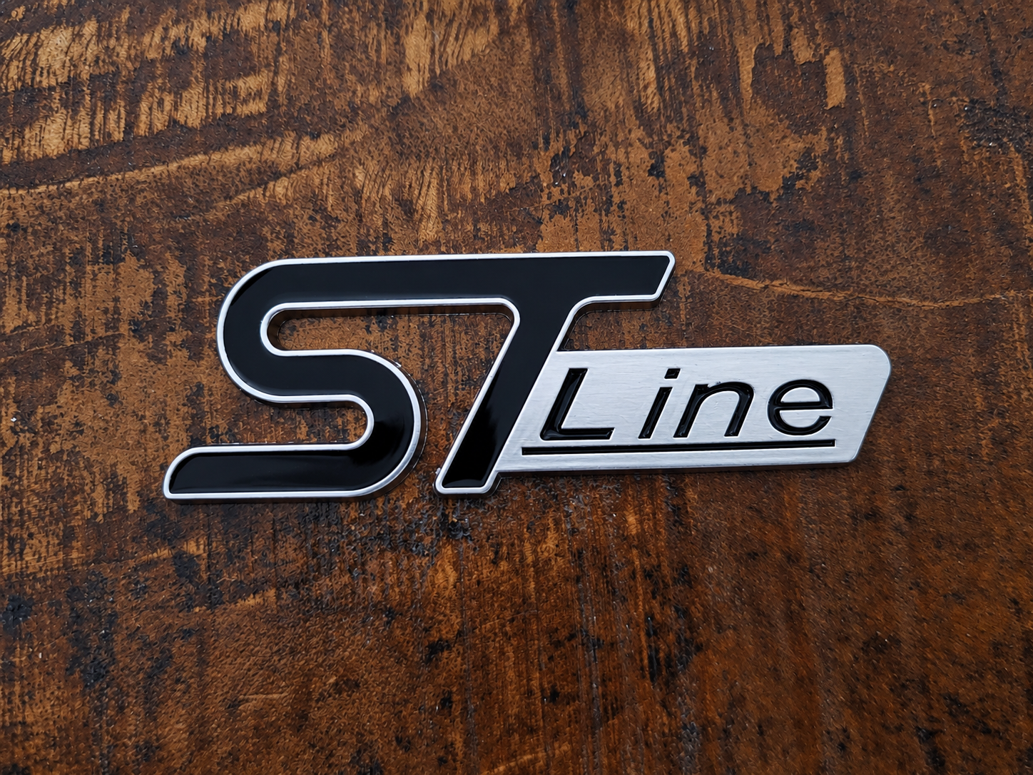 ST-line zwart/chroom grill embleem