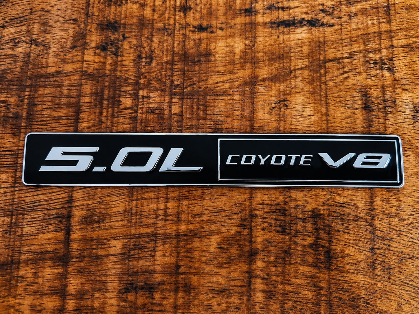 5.0 Coyote V8 embleem achterklep zwart/ chrome