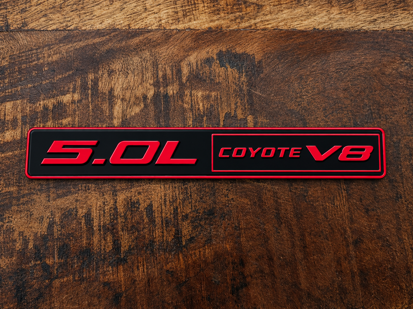 5.0 Coyote V8 embleem achterklep zwart/ rood