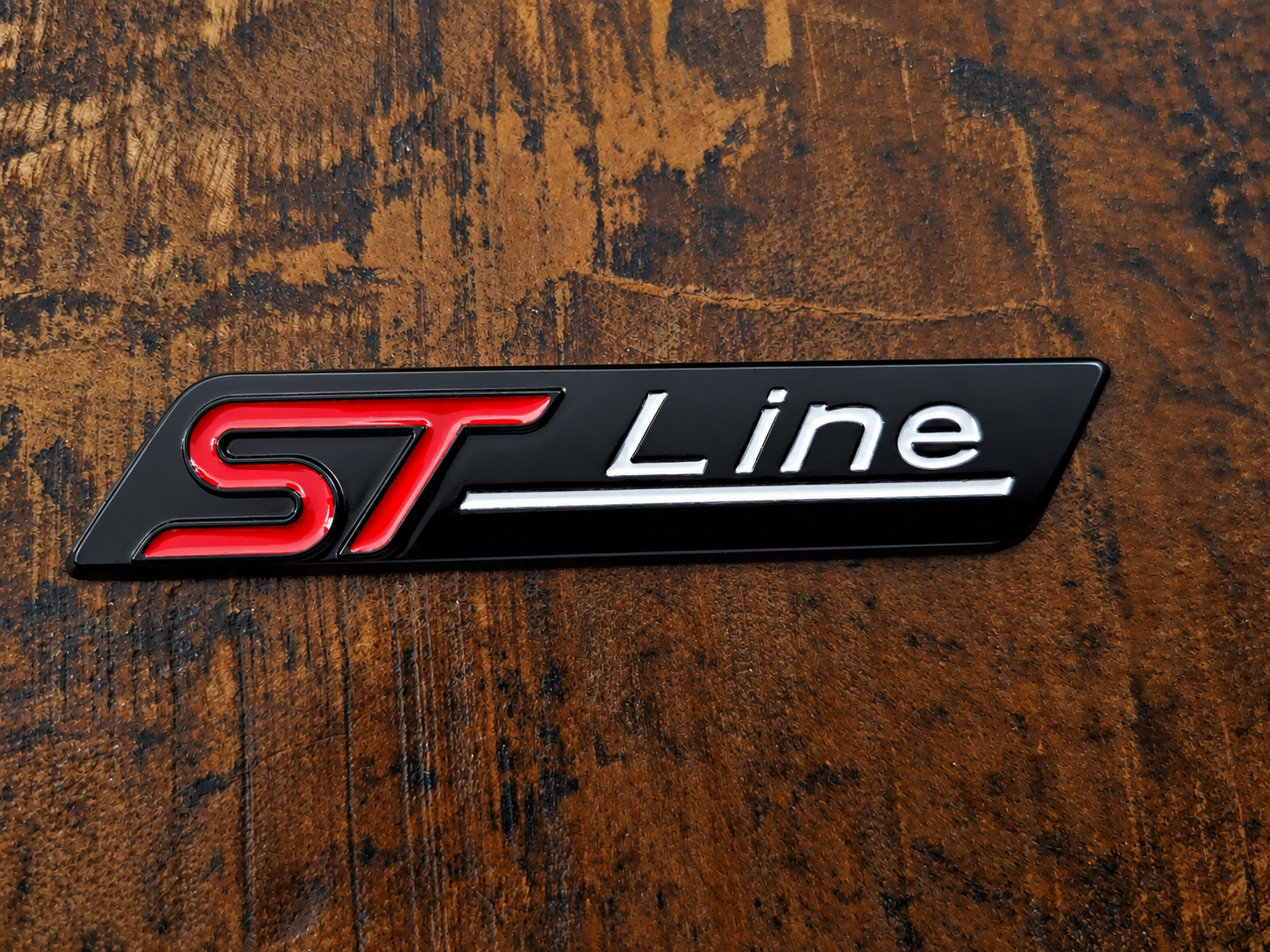 ST-line zwart/rood embleem
