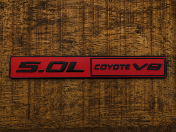 5.0 Coyote V8 embleem achterklep rood