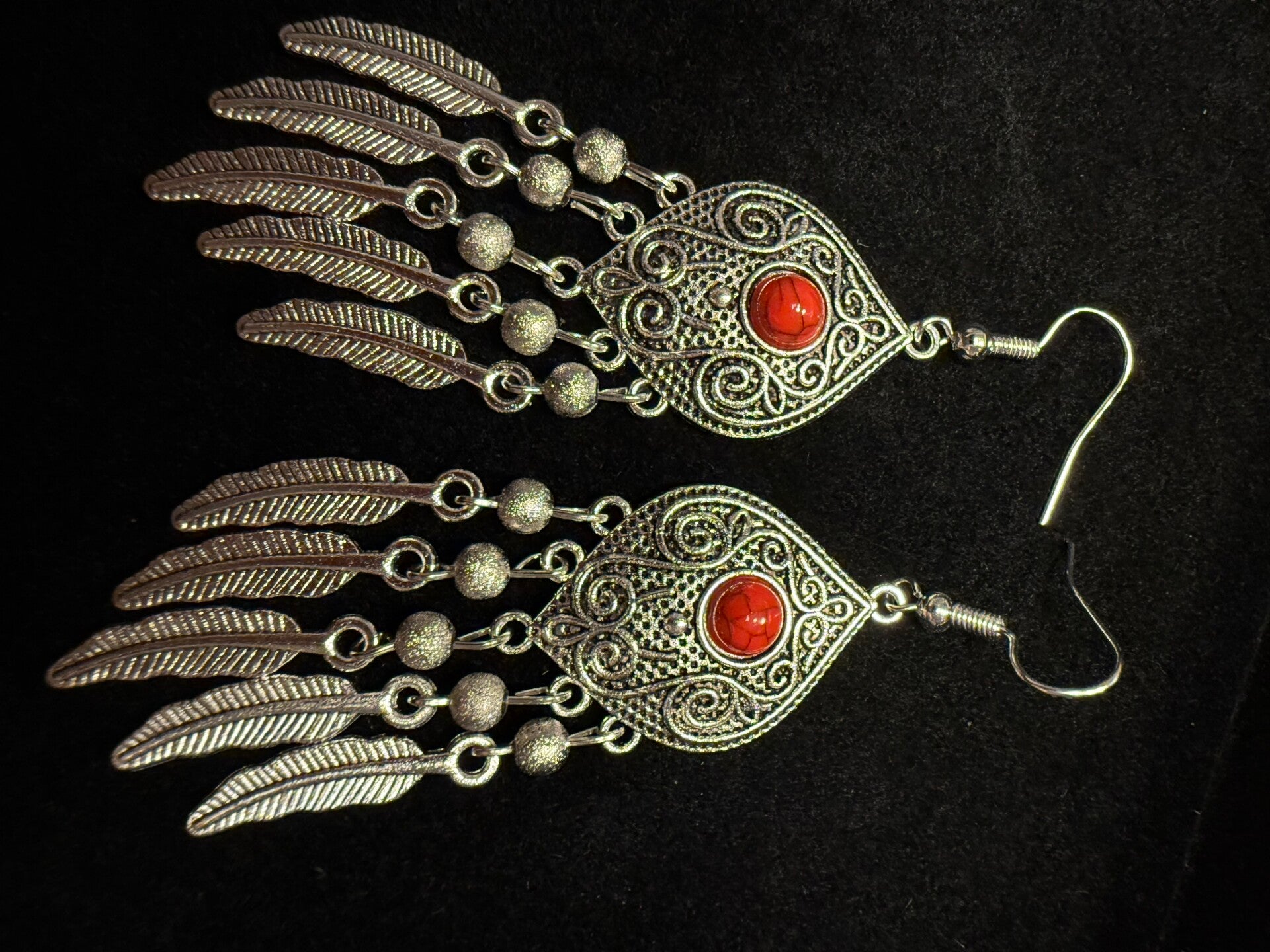 Ohrringe mit rotem Stein